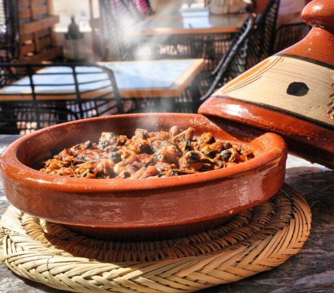 01-tajine-moules-pil-pil-restaurant-rooftop_residence-blue-wave-lodge-imi-ouaddar